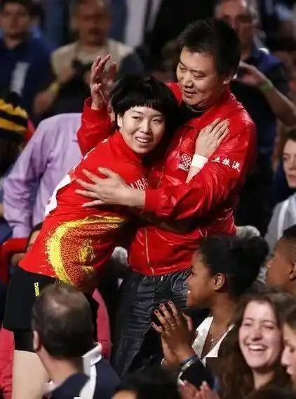 马琳2次热烈拥抱陈梦引争议,1句话让日本美女球员娇羞笑了_国乒_世乒