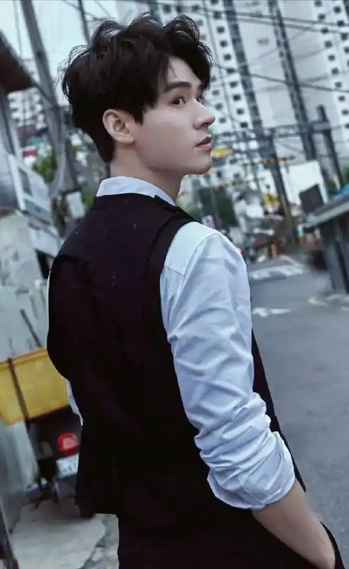 龚俊一身黑白机能风亮相lv秀场!