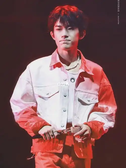 易烊千玺12.22生日会现场照