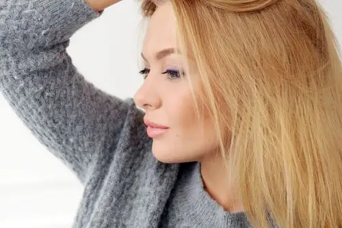 捋金发的欧美女郎