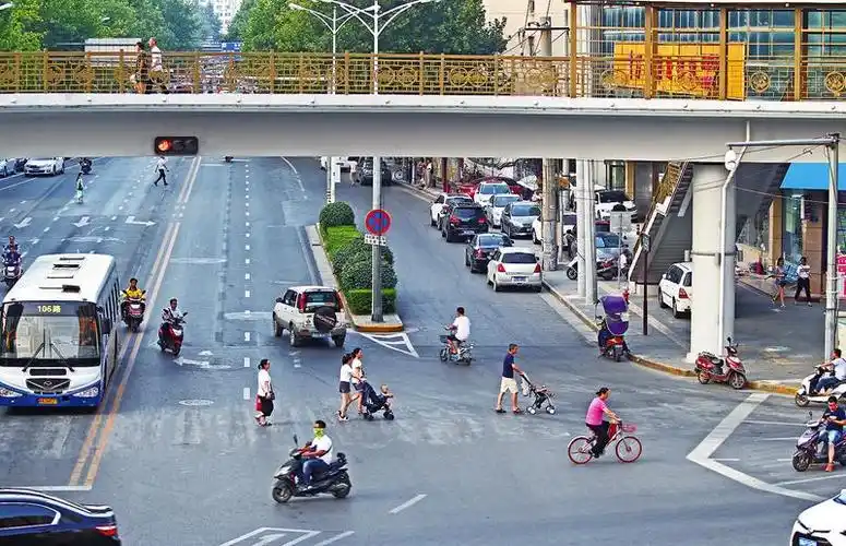 永松路环形天桥"遇冷" 走"捷径"时多想想安全