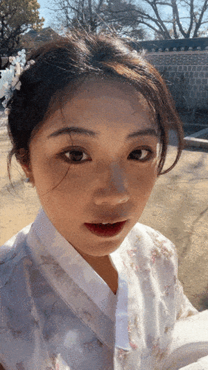 不想把头发全都盘起来的姐妹可以尝试馨月这种麻花辫,比上面那个头