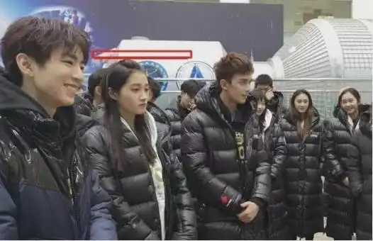 跟关晓彤拍一张合照就知道了,假设关晓彤没有穿高跟鞋的话,王俊凯的