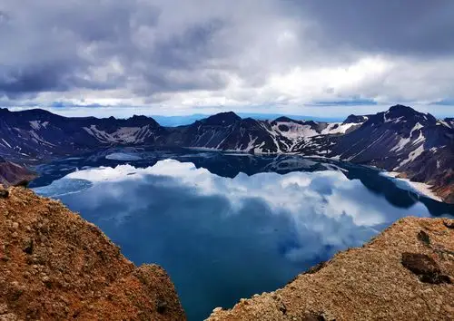 长白山上钻石形状的天池
