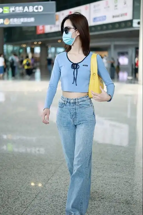 陈都灵也是小腰精穿露脐装凹出窈窕曲线身材比例是真的好