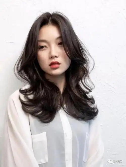 看起来自然随性好打理,特别适合懒人妹子,初秋显发量必备烫发发型之一