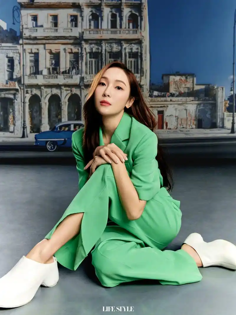 郑秀妍气质写真,时尚靓丽