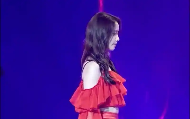 林允儿红色魅惑热舞性感直拍