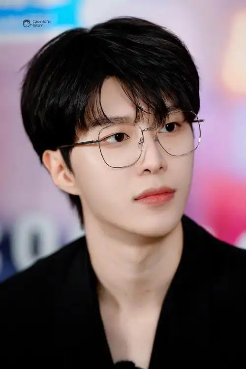 黑衬衫戴眼镜范丞丞先给自己安排上了