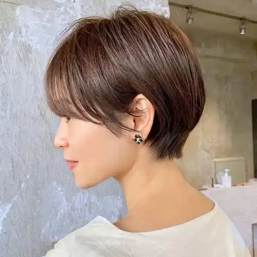 这款中分的半盖耳短发效果还不错,搭配后脖推边的设计,清爽利落很立体