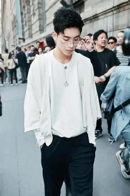 王子异亮相巴黎时装周短发眼镜清爽斯文