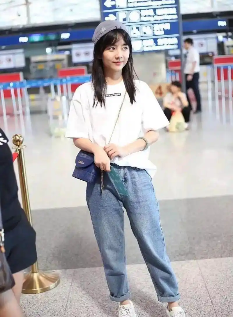 谭松韵现身机场,穿搭朴素像"路人",也照样抢尽风头!