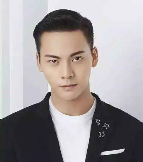 别再说男人不懂美妆,陈伟霆比你还厉害!