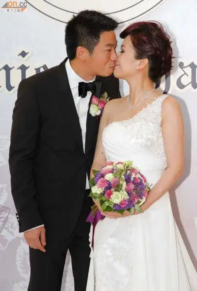 35岁港星文颂娴举办婚礼 宣布已怀孕三个月