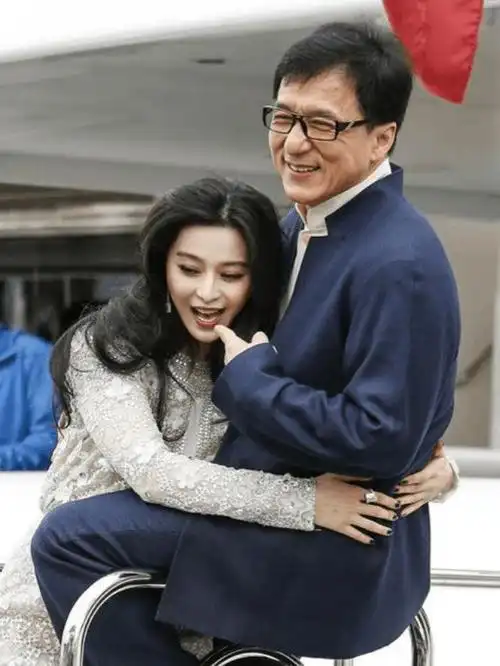 成龙独爱抱范冰冰,冰冰喜欢龙抱抱