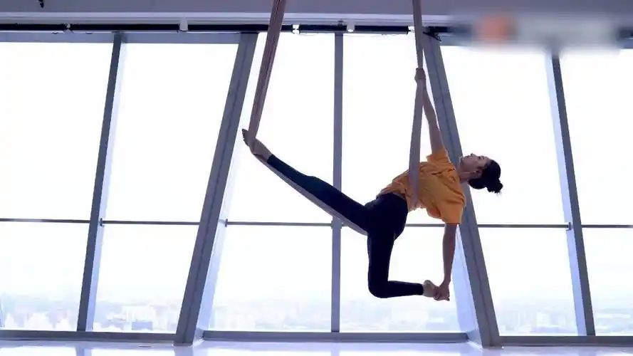 31岁李沁练空中瑜伽好美丝带上劈叉身姿婀娜新剧搭档任嘉伦