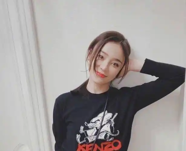 袁姗姗的露脐装穿出来的时尚感满满_露肚脐_造型_衣服