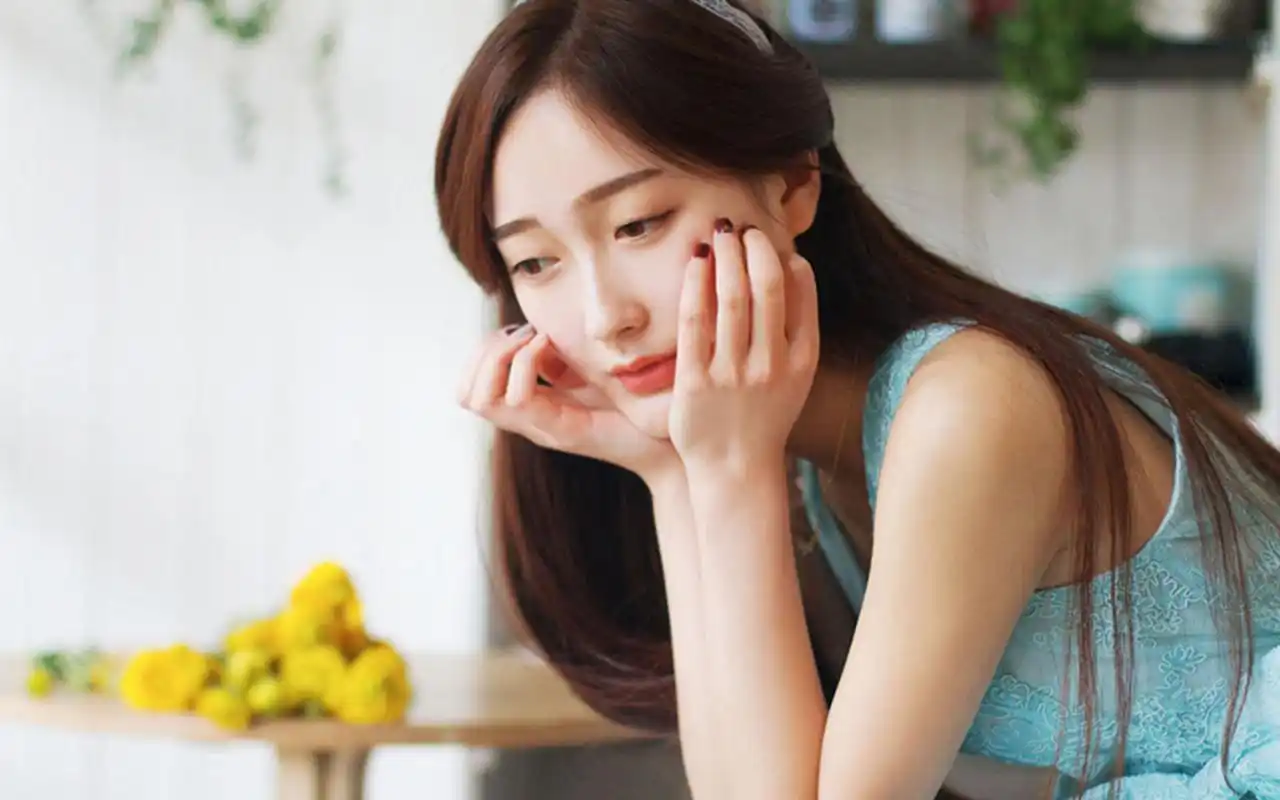 温婉清纯美女气质养眼写真图片桌面壁纸