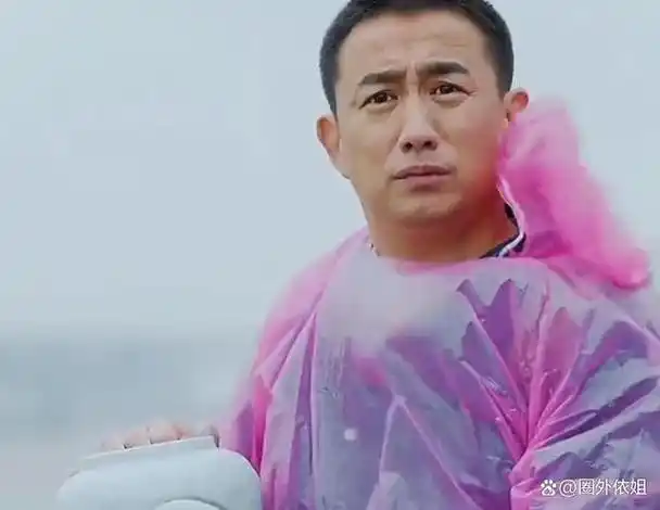 一张嘴就是满口京腔,说话中带着漫不经心的感觉,可不就是黄磊本人吗?