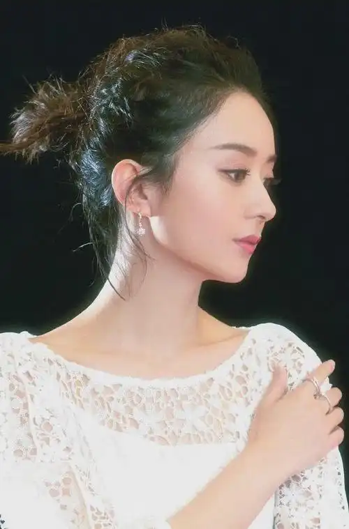 女孩子有一个好看的鼻子,就成功了一大半.|董洁|美女|刘亦菲_网易订阅