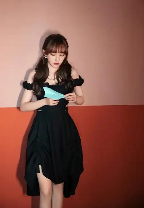 比如裹身性十分强的裙子,还有裙摆特别长的款式,都不适合穿在程潇这样