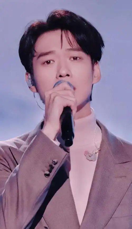 240204舞台魅力尽显魏大勋歌声感动粉丝演绎重逢引共鸣