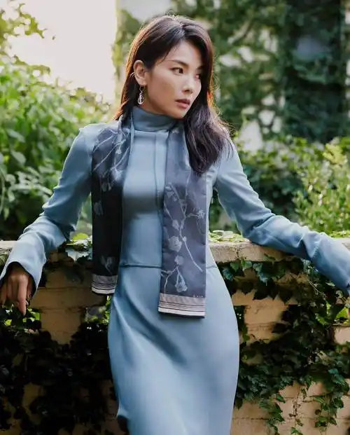 刘涛生活中也很有霸总气质,白色西装现身机场,气质优雅知性_黑色_年龄