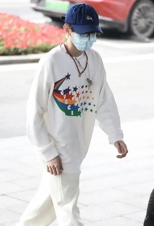 王源这套白色穿搭看着没什么亮点但感觉真清爽少年感挡不住