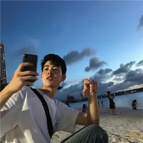 爱笑阳光的男生头像