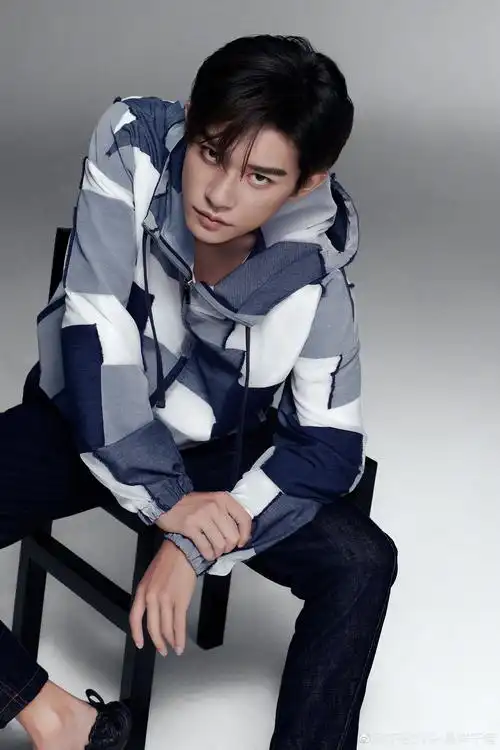 易烊千玺 x emporio armani2022春夏系列广告大片|平面|品牌|北京不