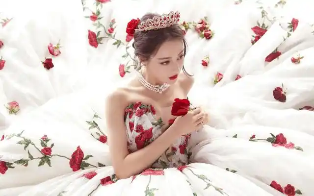 迪丽热巴超美白纱裙红玫瑰梦幻写真,网友惊呼:这也太美了