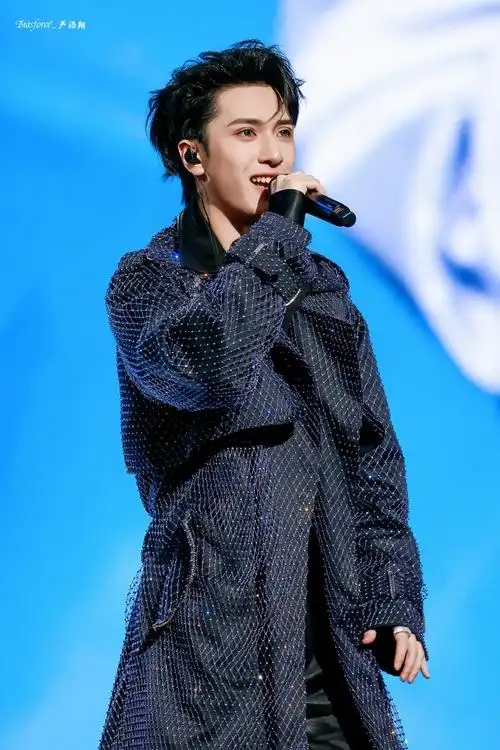 严浩翔超话06#严浩翔叁重楼暨出道四周年演唱会#混血王子@时代少年