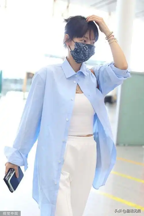 张嘉倪现身北京机场穿浅蓝色衬衫清新有活力