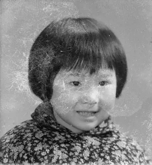 小女孩花衣服半身老照片