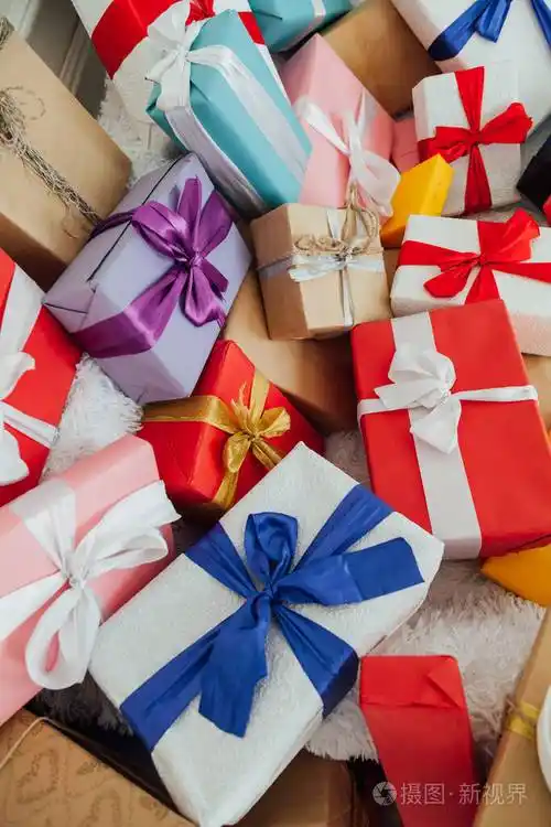 为新年假期圣诞节生日准备了许多五颜六色的礼物照片-正版商用图片2ch