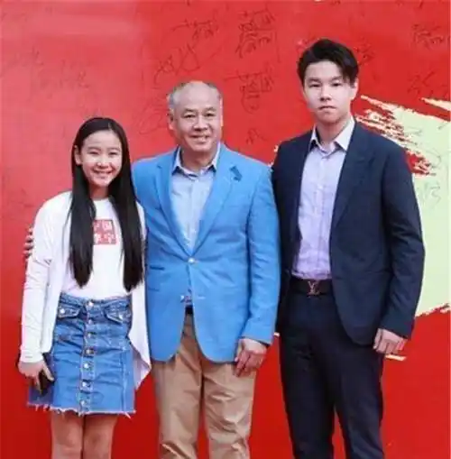 原创57岁体操王子李宁现状身价百亿面容沧桑妻子58岁仍美如少女