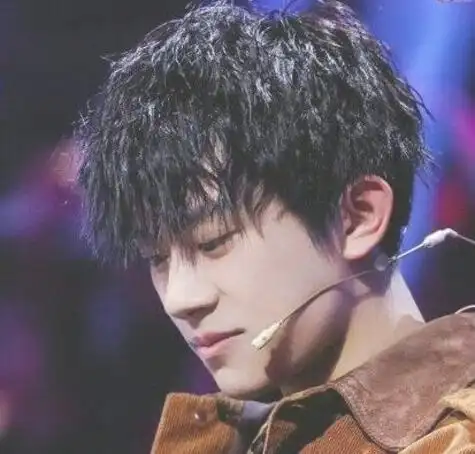 齐刘海式的摩根烫短发发弄,这样的摩根烫发型有点儿