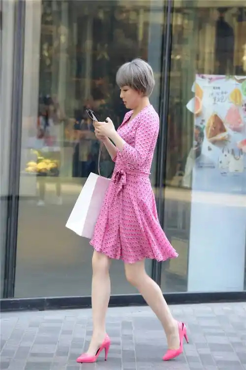 粉红色的尖头高跟鞋搭配粉色印花连衣裙夏季的减龄穿搭