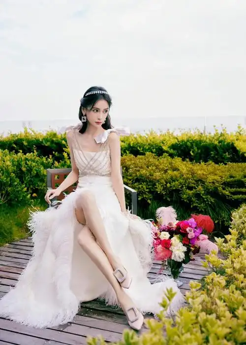 angelababy钻石羽毛白裙造型礼服连衣裙