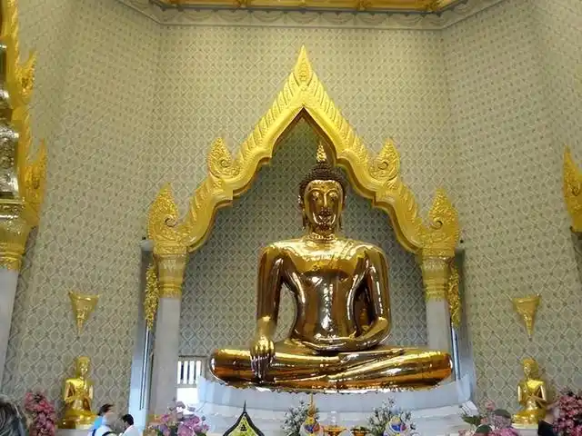 世界最大金佛:被当泥像遗弃200年,工人搬运时摔了一下显露真身