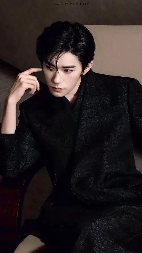 易烊千玺氛围感悬念大片##易烊千玺背影a爆