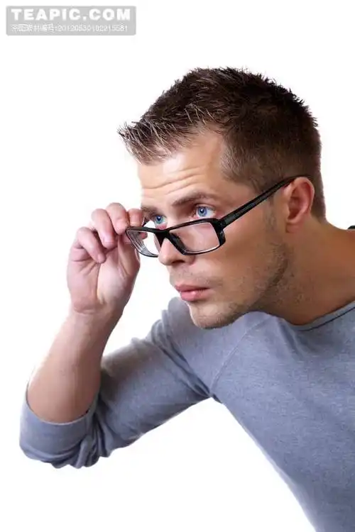 戴眼镜的男人图片#人物##男人##戴眼镜##脸部表情##盯住####男性男人