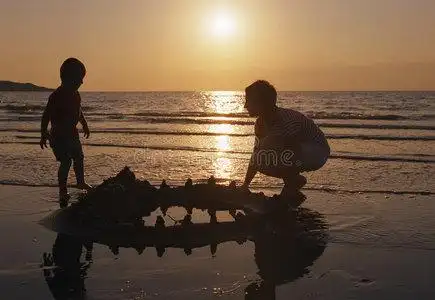 一家人在沙滩上玩耍照片