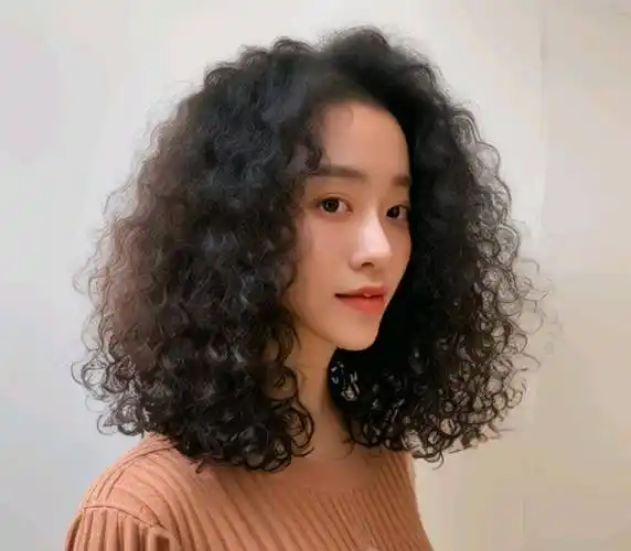 冬天发型不论怎么烫,最美还是羊毛卷全头烫,蓬松瘦脸还保暖_头发_脸型