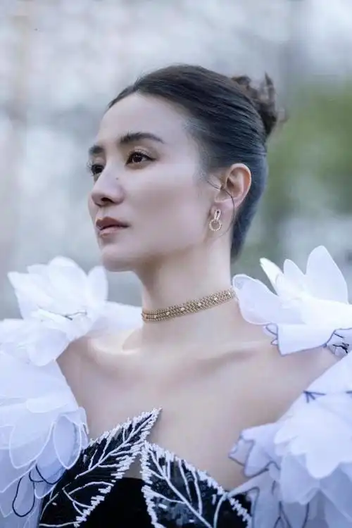 宋佳纽约营业超风光!穿羽毛抹胸裙惊艳到外媒,和朴彩英同框都赢