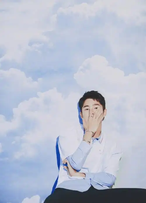 刘昊然好适合蓝白造型少年感拉满一个眼神都让人心动