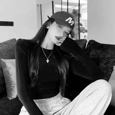 女头ins风真人黑白120张_女生头像_头像屋