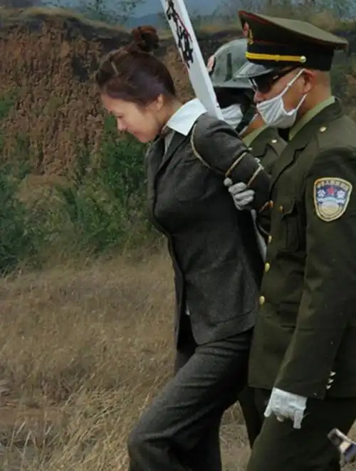 2005年我国执行枪决真实影像,死刑犯真实的反应,令人感到震撼6-度小视