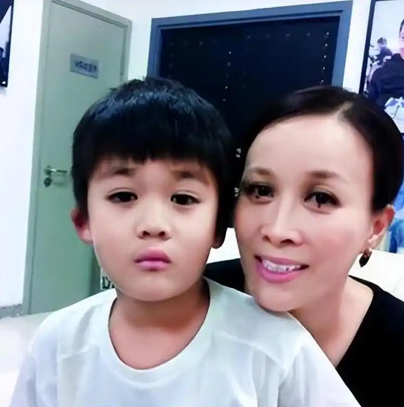 说实话,身为母亲的那英有时候都不能坐到一碗水端平.但丈夫孟桐可以.