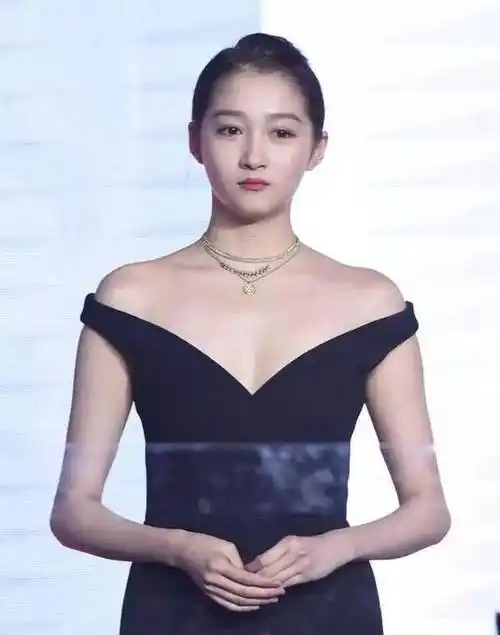 焦虑了,看看赵丽颖的塌屁股,刘亦菲的发腮和双下巴吧_女生_倪妮_身材